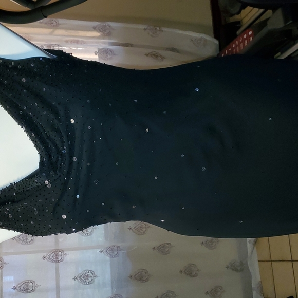 Black evening gown with beading - Picture 6 of 12